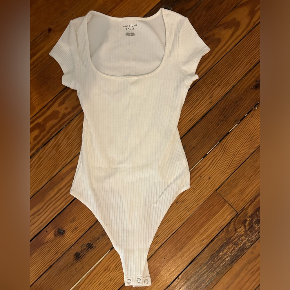 ☀️ AEO bodysuit with cap sleeves.  Perfect for this time of year!